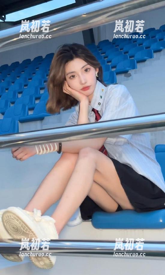 畅游在Min.E (민이)的浴室私房写真原图里，领略生活中的每一份细腻与美丽。